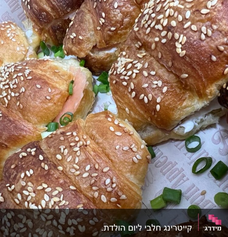 קרואסונים עם שומשום ומילוי סלמון ובצל ירוק